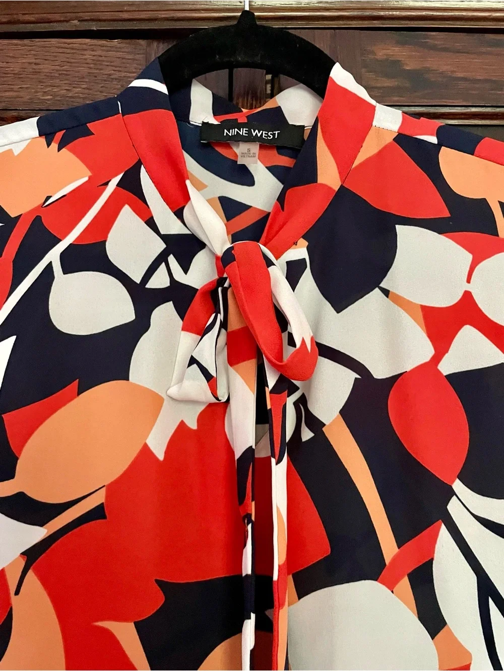 Vintage Nine West Abstract Leaf-Print Tie-Neck Blouse Size S - Picture 2 of 7